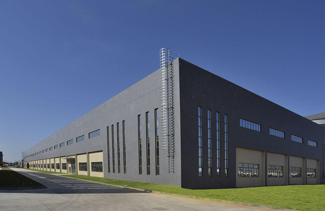 拥有大型的、现代化的生产基地